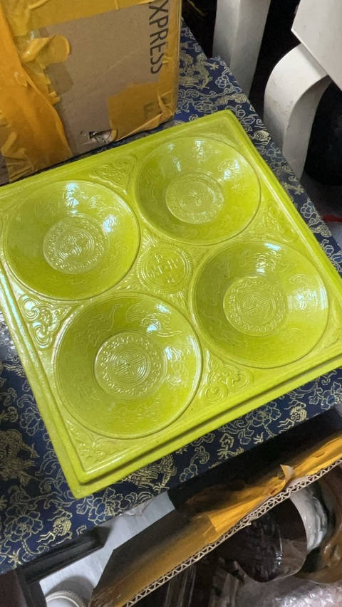 古玩陶瓷黃釉刻花四足杯托真品鑒賞圖