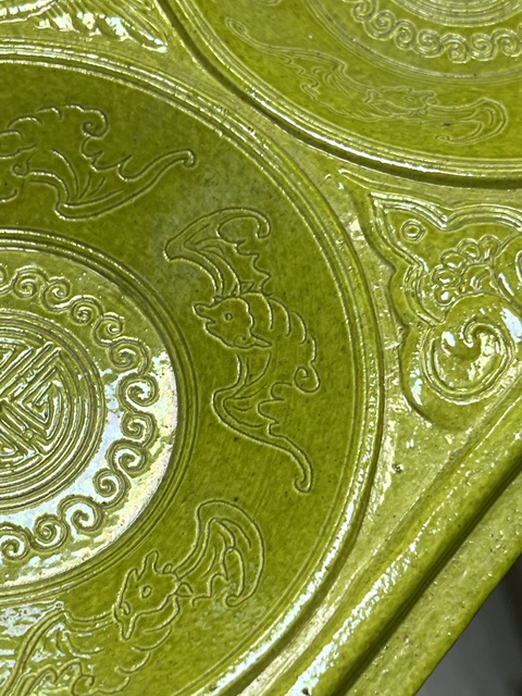 古玩陶瓷黃釉刻花四足杯托真品鑒賞圖