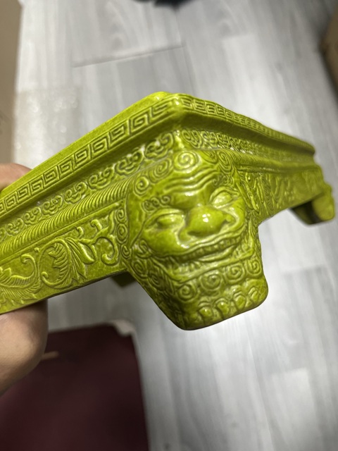 古玩陶瓷黃釉刻花四足杯托真品鑒賞圖