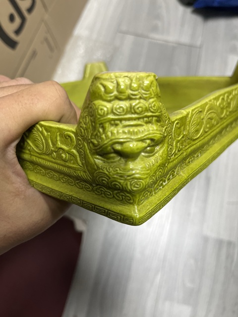 古玩陶瓷黃釉刻花四足杯托真品鑒賞圖