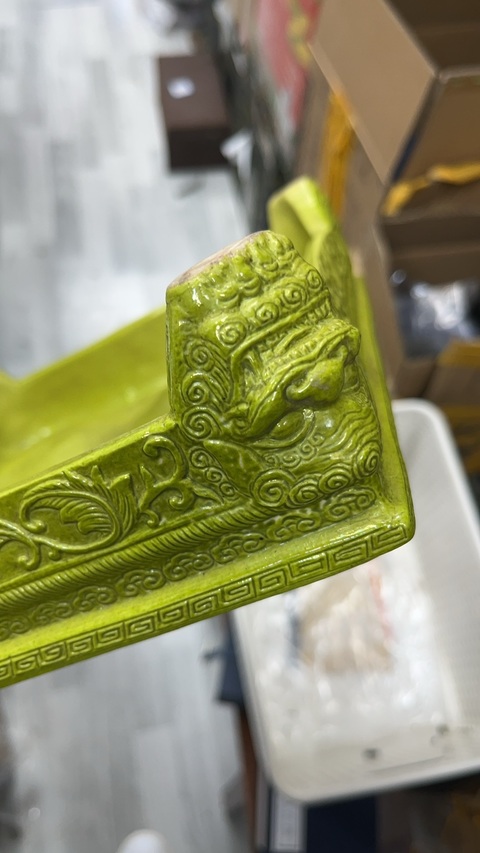 古玩陶瓷黃釉刻花四足杯托真品鑒賞圖