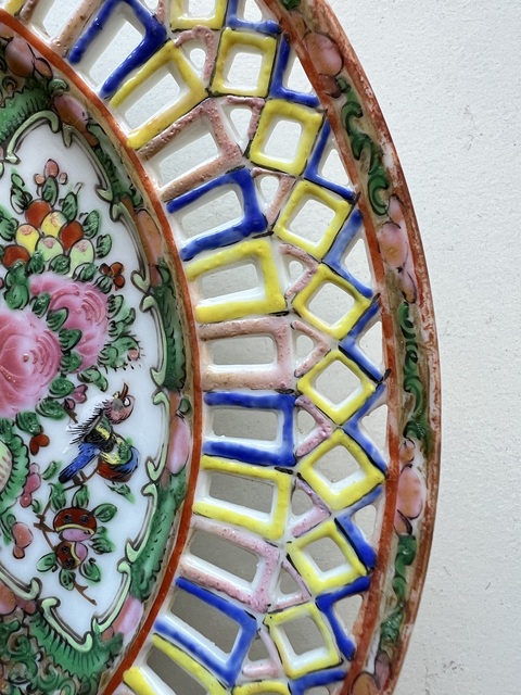古玩陶瓷廣彩婁空人物花鳥盤真品鑒賞圖