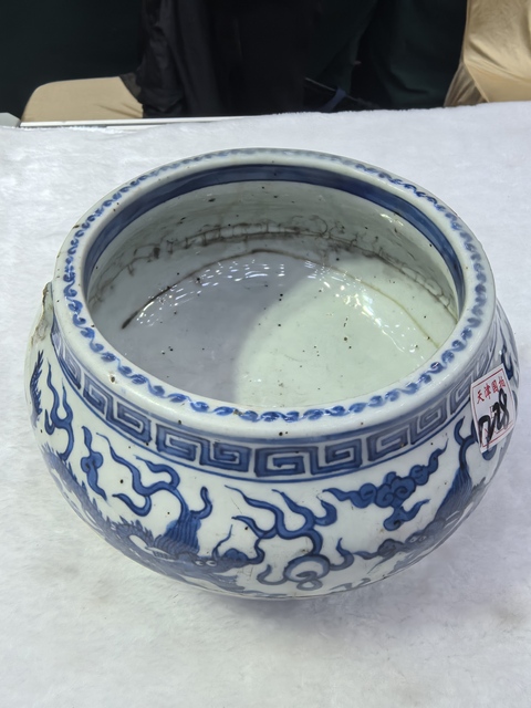 古玩陶瓷青花趕珠龍紋香爐真品鑒賞圖