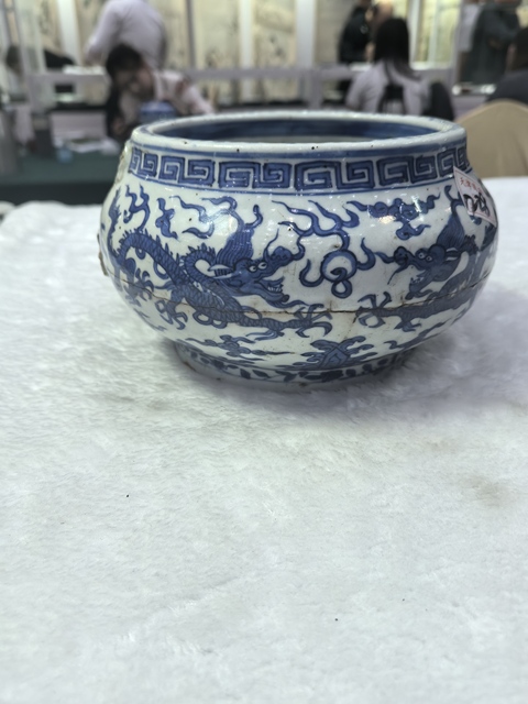 古玩陶瓷青花趕珠龍紋香爐真品鑒賞圖