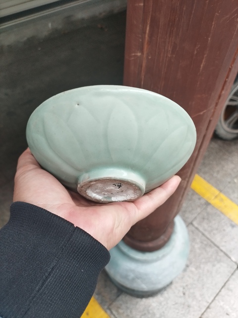 古玩陶瓷宋元·青釉蓮瓣紋碗真品鑒賞圖