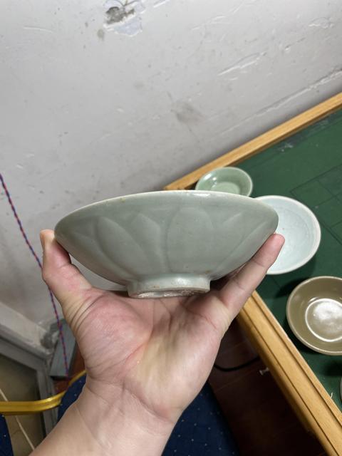 古玩陶瓷龍泉窯青釉碗真品鑒賞圖