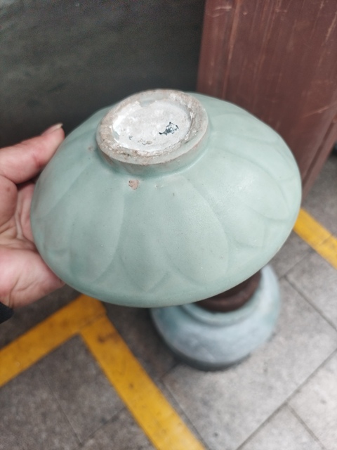 古玩陶瓷龍泉窯青釉碗真品鑒賞圖