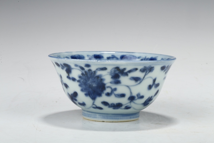 古玩陶瓷乾隆·青花纏枝花卉紋茶圓拍賣,當前價格1800元