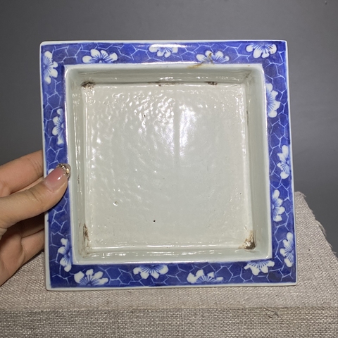 古玩陶瓷青花花卉紋四方花盆托真品鑒賞圖