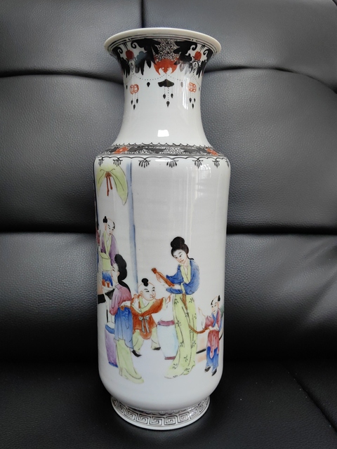 古玩陶瓷仕女嬰戲紋粉彩撇口瓶拍賣,當前價格5800元