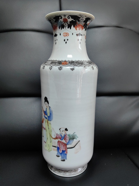古玩陶瓷仕女嬰戲紋粉彩撇口瓶拍賣,當前價格5800元