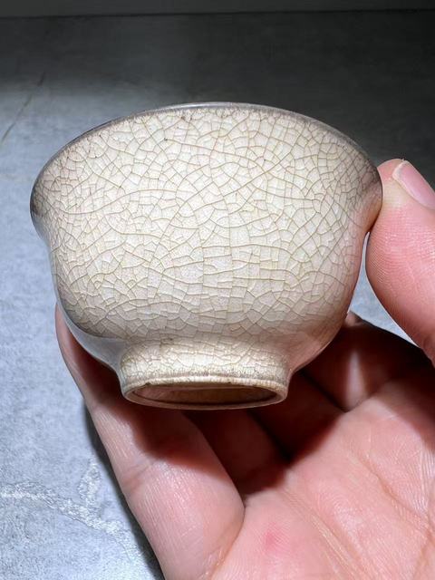 古玩陶瓷哥釉杯真品鑒賞圖