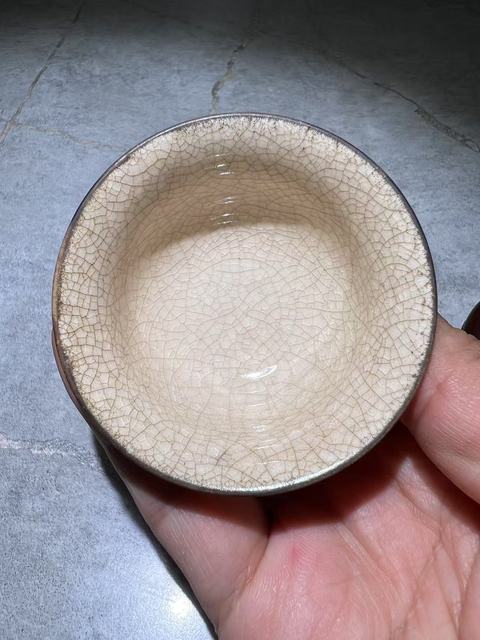 古玩陶瓷哥釉杯真品鑒賞圖