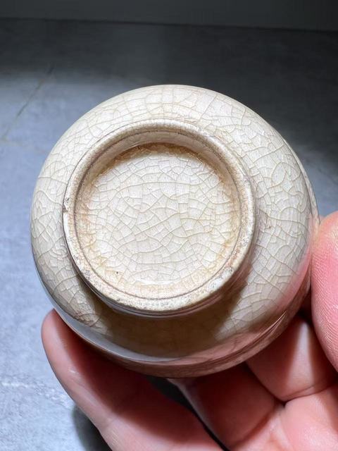 古玩陶瓷哥釉杯真品鑒賞圖