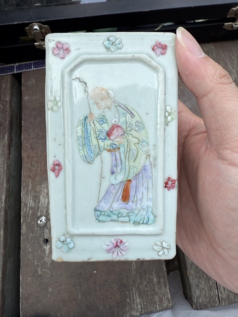 古玩陶瓷粉彩人物紋筆筒真品鑒賞圖