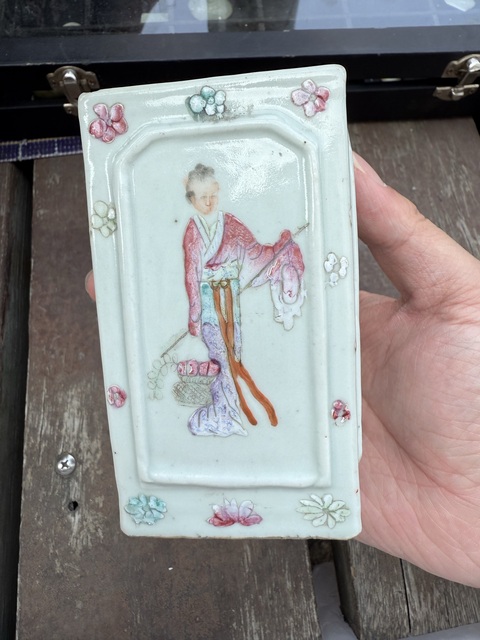 古玩陶瓷粉彩人物紋筆筒真品鑒賞圖