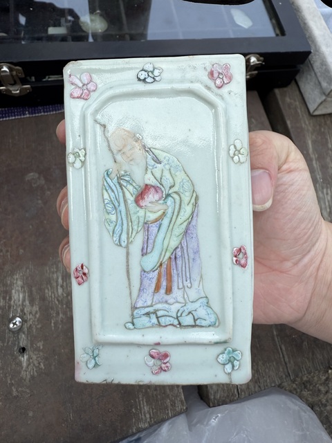 古玩陶瓷粉彩人物紋筆筒真品鑒賞圖