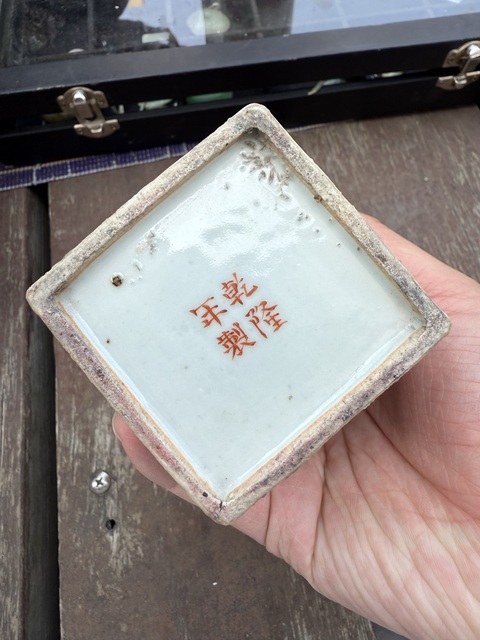 古玩陶瓷粉彩人物紋筆筒真品鑒賞圖
