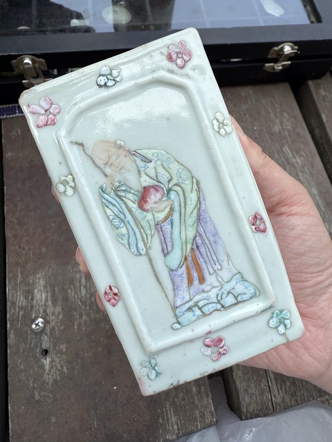 古玩陶瓷粉彩人物紋筆筒真品鑒賞圖