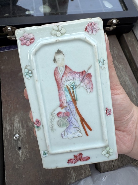 古玩陶瓷粉彩人物紋筆筒真品鑒賞圖