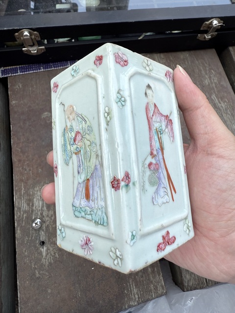 古玩陶瓷粉彩人物紋筆筒真品鑒賞圖