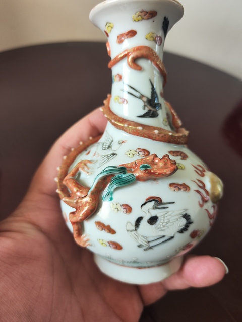 古玩陶瓷同治粉彩堆塑龍紋瓶拍賣,當前價格4600元
