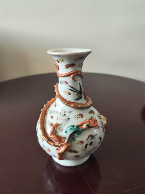古玩陶瓷同治粉彩堆塑龍紋瓶拍賣,當前價格4600元