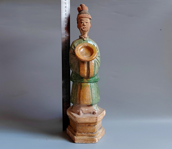 古玩陶瓷明三彩人物俑真品鑒賞圖