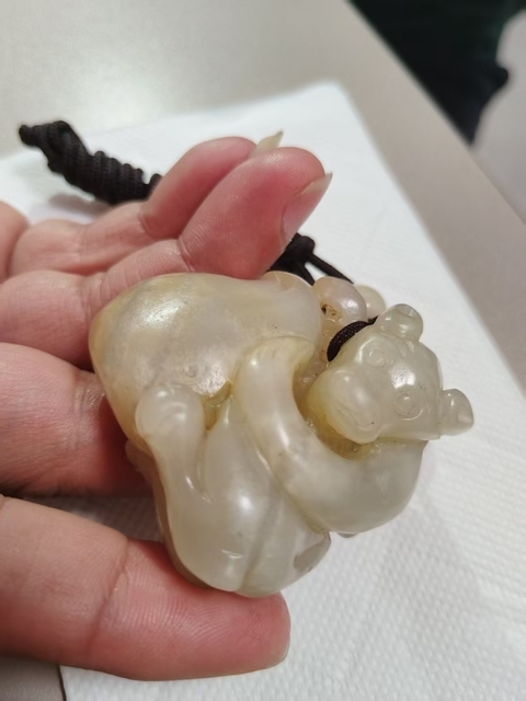 古玩玉器玉猴獻壽真品鑒賞圖