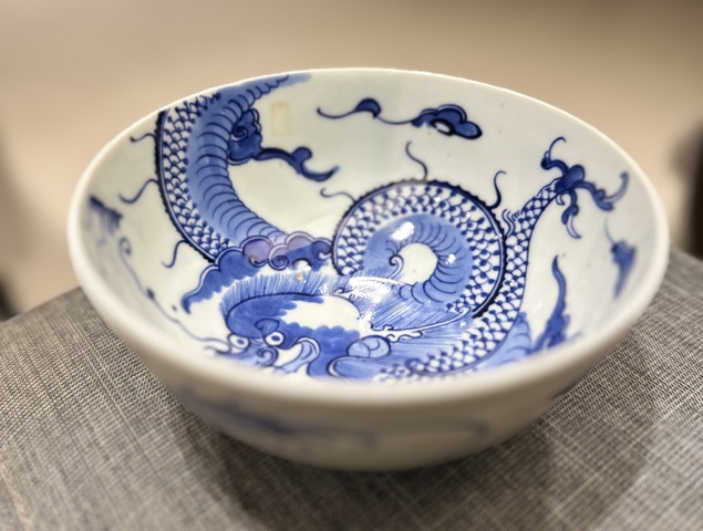 古玩陶瓷青花趕珠龍紋碗真品鑒賞圖