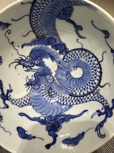 古玩陶瓷青花趕珠龍紋碗真品鑒賞圖