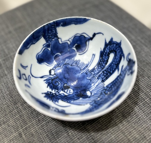 古玩陶瓷青花過墻龍紋茶碗真品鑒賞圖