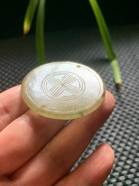 古玩玉器清代翡翠雕“團壽紋佩”拍賣，當前價格9900元
