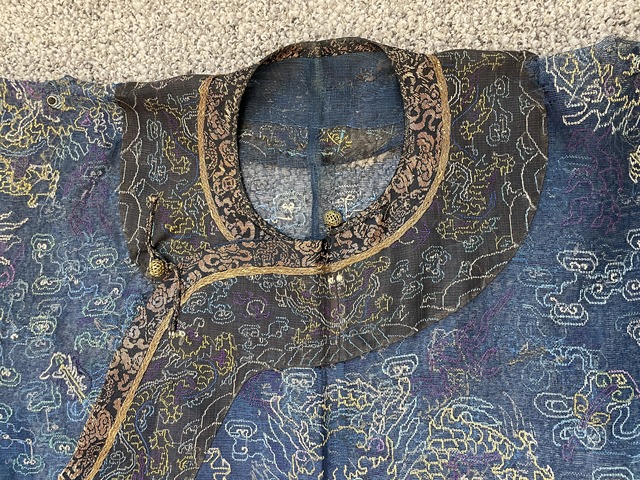 古玩雜項(xiàng)清晚期納紗繡蟒袍拍賣,當(dāng)前價(jià)格12000元