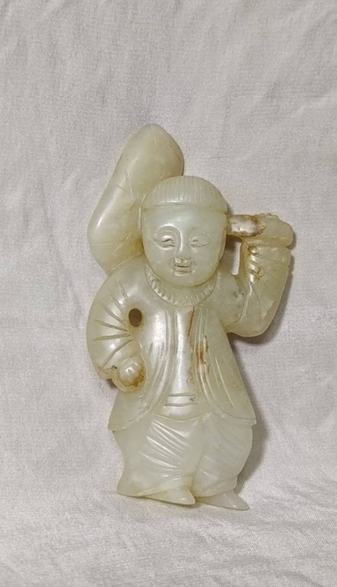 域鉴古玩】和田玉雕“执荷童子”鉴定结果_和田玉雕“执荷童子”真假鉴别