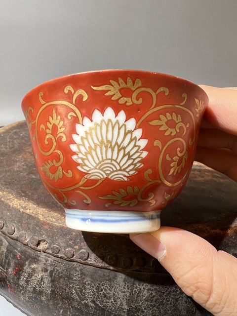 古玩陶瓷珊湖紅描金纏枝花紋壓手杯拍賣,當前價格0元