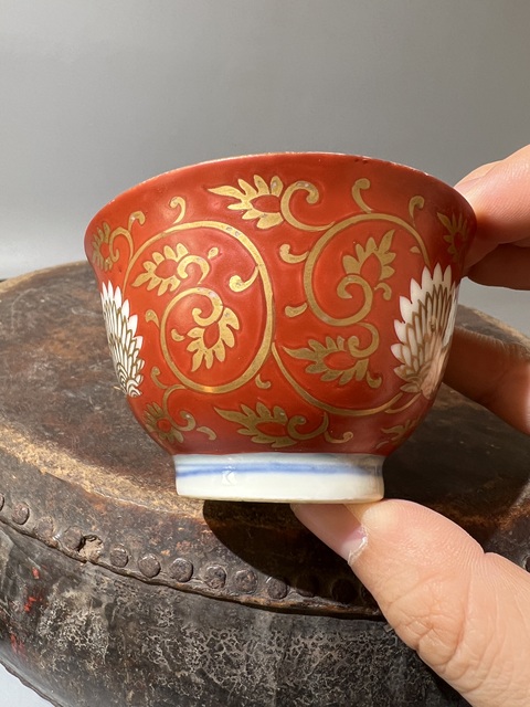 古玩陶瓷珊湖紅描金纏枝花紋壓手杯拍賣,當前價格0元