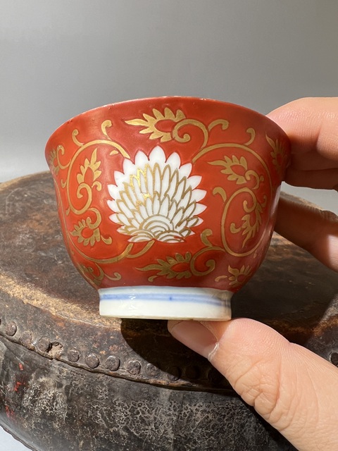 古玩陶瓷珊湖紅描金纏枝花紋壓手杯拍賣,當前價格0元