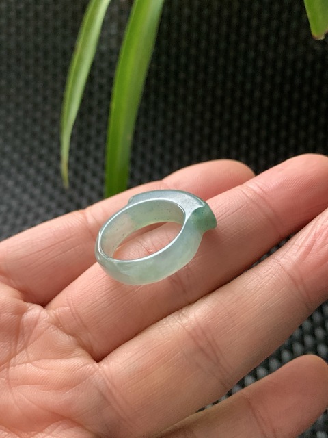 古玩玉器創(chuàng)匯期天然翡翠“馬鞍戒”拍賣,當前價格9000元