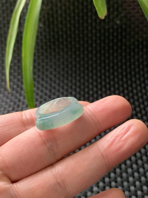 古玩玉器創(chuàng)匯期天然翡翠“馬鞍戒”拍賣,當前價格9000元