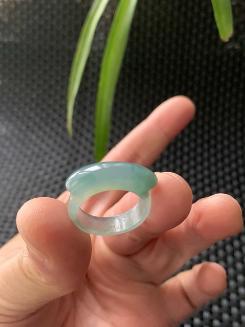 古玩玉器創(chuàng)匯期天然翡翠“馬鞍戒”拍賣,當前價格9000元