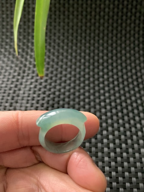 古玩玉器創(chuàng)匯期天然翡翠“馬鞍戒”拍賣,當前價格9000元