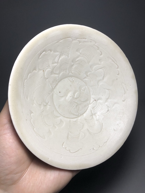 古玩陶瓷宋代·青釉刻花紋碗真品鑒賞圖