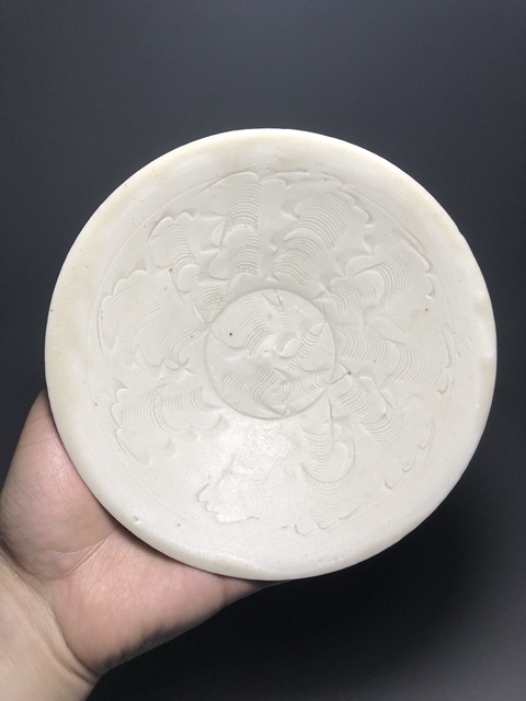 古玩陶瓷宋代·青釉刻花紋碗真品鑒賞圖