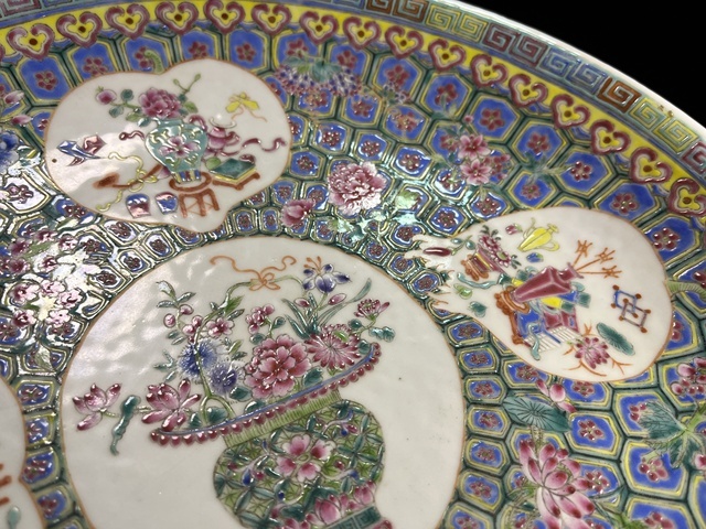 古玩陶瓷民國·超細(xì)粉彩錦地開窗博古花卉紋大盤拍賣，當(dāng)前價(jià)格7777元