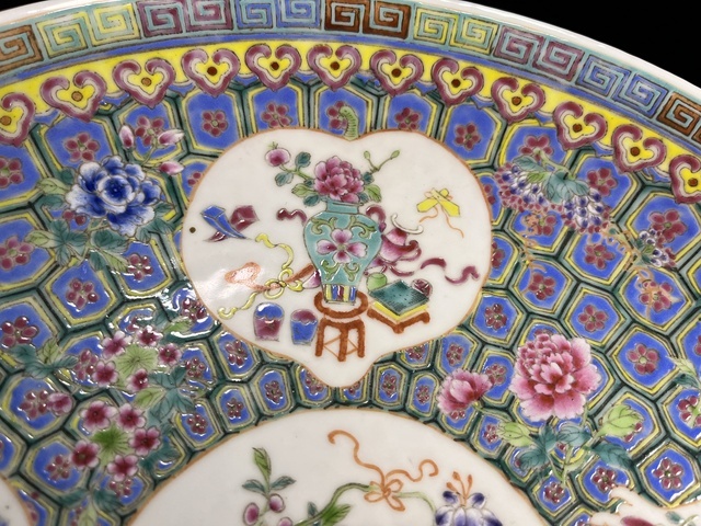 古玩陶瓷民國·超細(xì)粉彩錦地開窗博古花卉紋大盤拍賣，當(dāng)前價(jià)格7777元