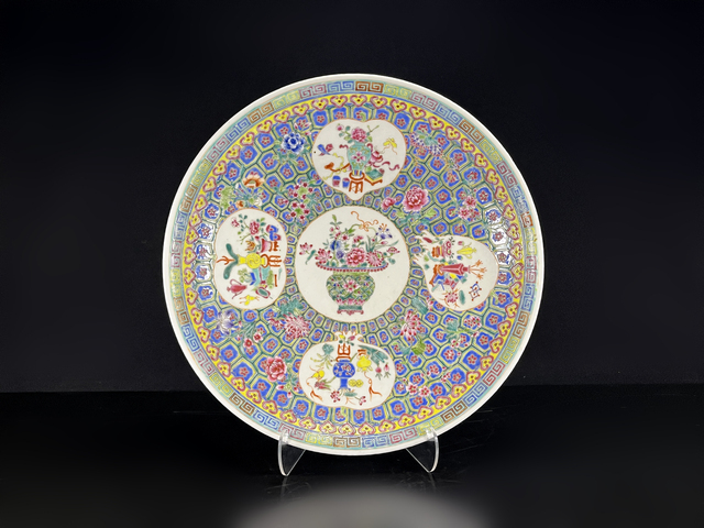 古玩陶瓷民國·超細(xì)粉彩錦地開窗博古花卉紋大盤拍賣，當(dāng)前價(jià)格7777元