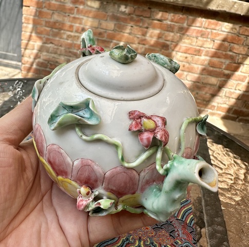 古玩陶瓷雍正粉彩花卉蓮瓣堆塑執壺拍賣,當前價格5555元