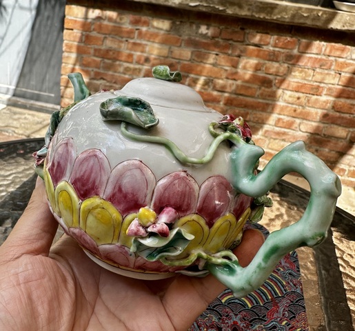 古玩陶瓷雍正粉彩花卉蓮瓣堆塑執壺拍賣,當前價格5555元