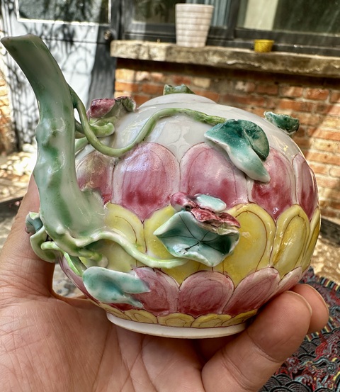古玩陶瓷雍正粉彩花卉蓮瓣堆塑執壺拍賣,當前價格5555元